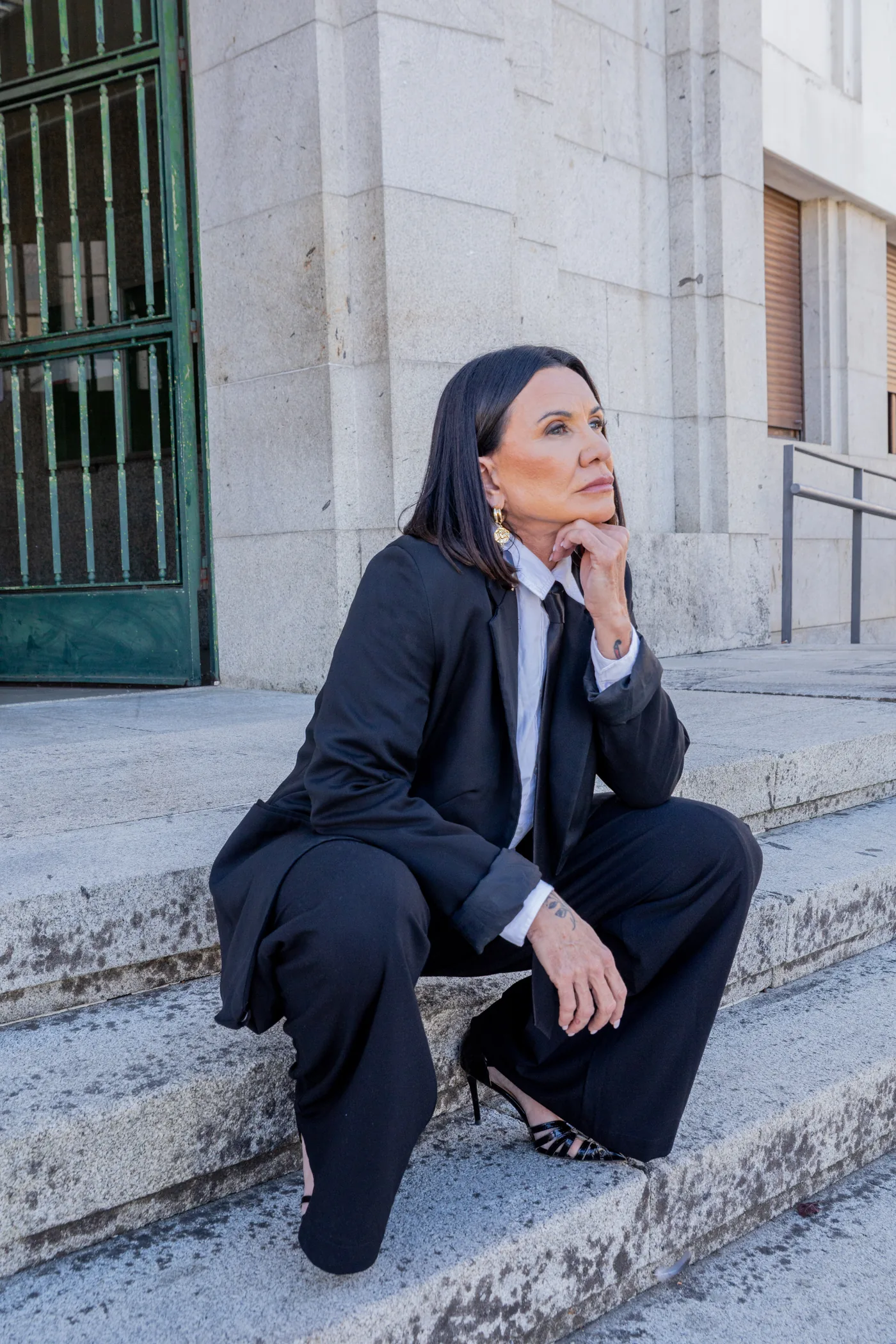 Paula Sagatto sentada nas escadas, o problema real